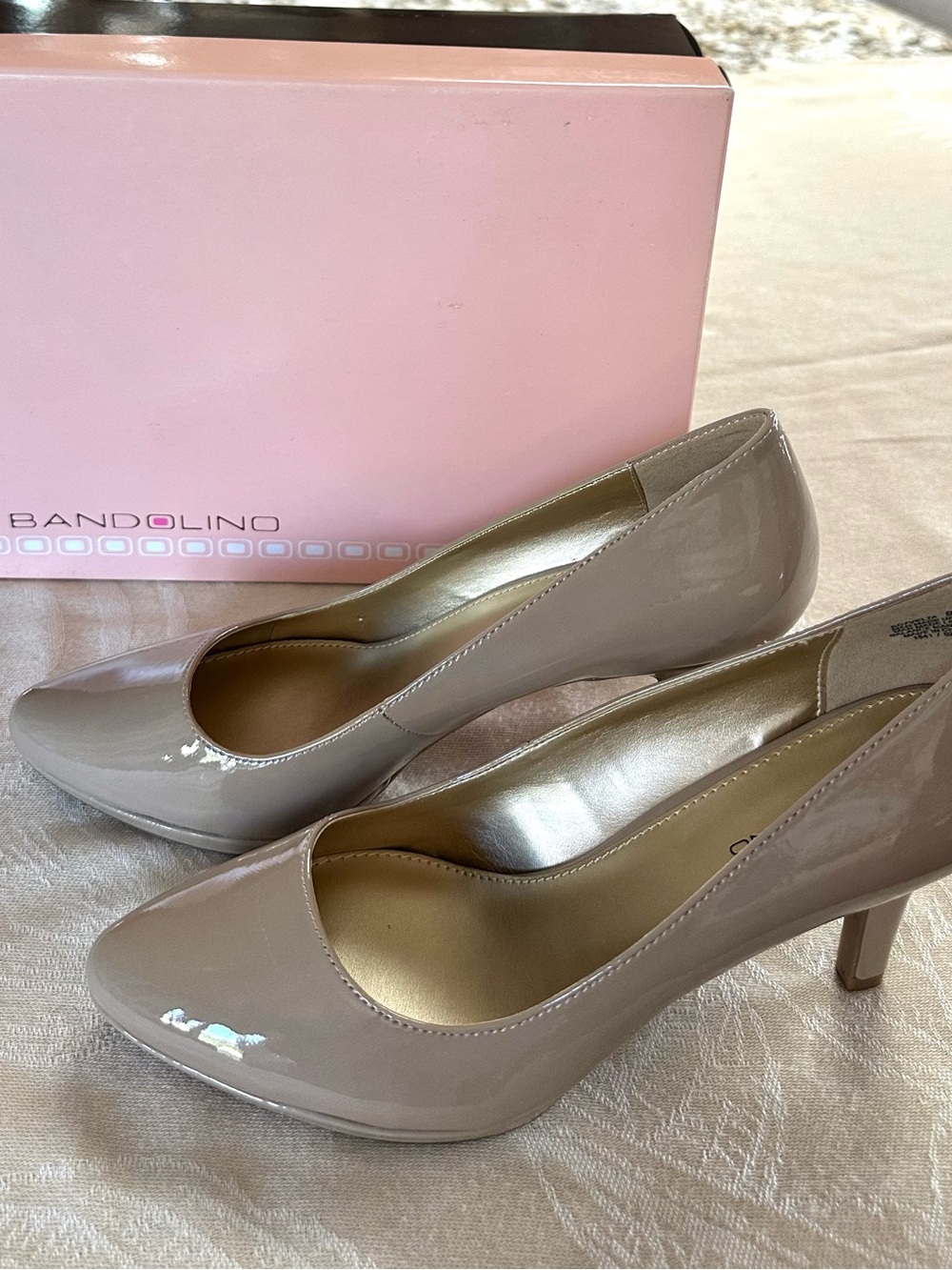 Bandolino Velta Patent Leather Look Pumps Taupe Nude Heels Size 9.5M NIB - Picture 6 of 6